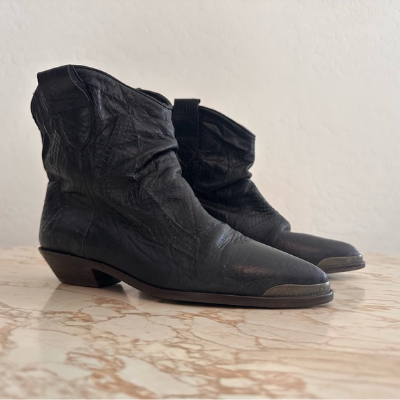 Vintage snake embossed Black leather Ankle Booties size 6.5 B made in Brazil - Picture 1 of 10